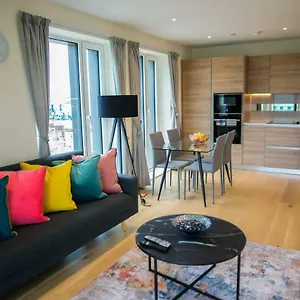 Thames View 2 Bed With Balcony Apartment